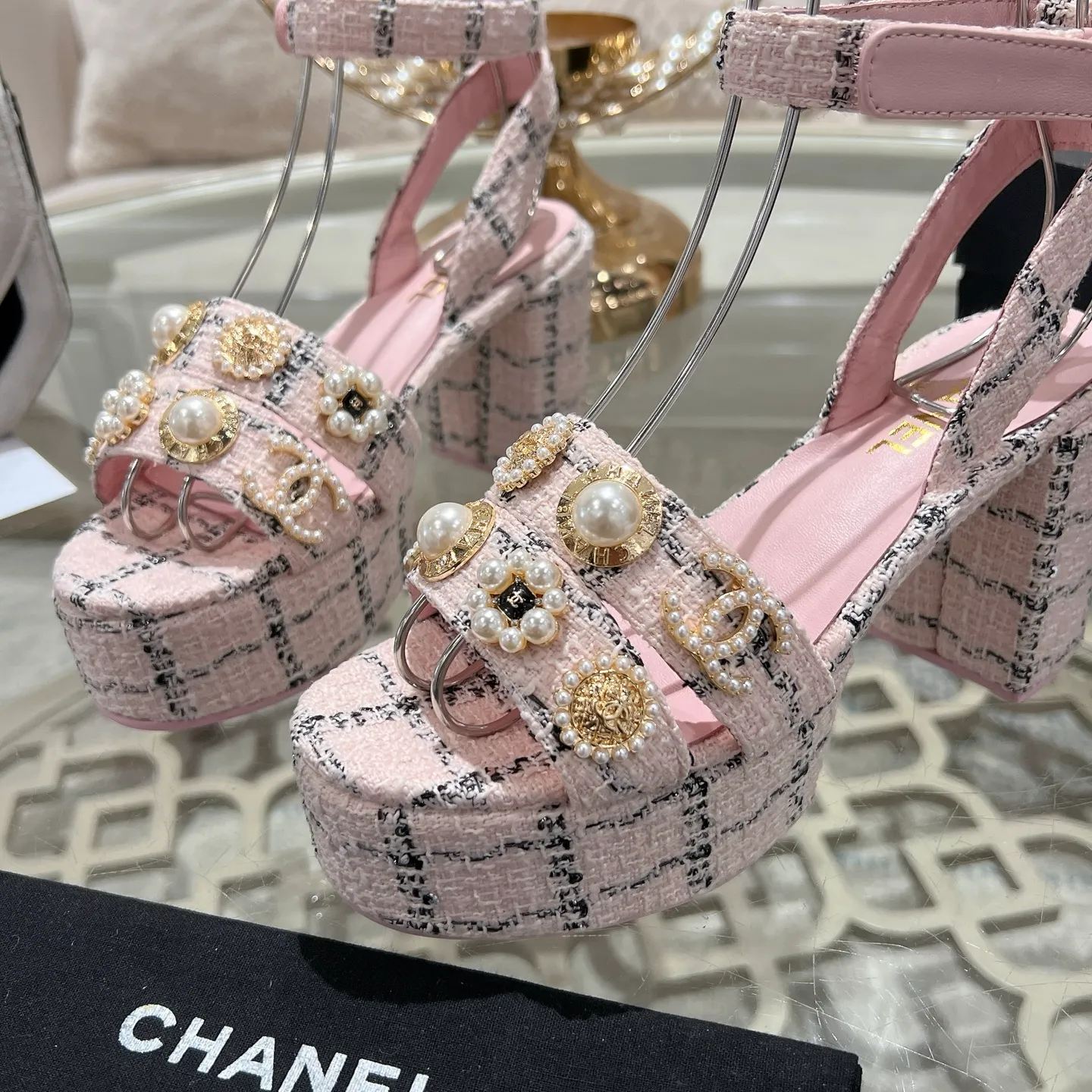 👟👟Ex-factory price 580👟👟 𝐂𝐇𝐀𝐍𝐄𝐋 | Xiaoxiang 25𝐬𝐬Spring and summer new products Counter classic catwalk models New series of high-heeled and waterproof platform sandals〰 A must-have in the fashion circle, the combination will interpret the meticulous, minimalist and classic elements that will never fade away It shows a unique dressing style that is too beautiful to say. A must-have for summer... Upper: Highly customized original specific fabrics. Lining: imported sheepskin lining. Outsole: original molded non-slip outsole. Heel height: 12cm. Waterproof platform: 2.5cm. Size: 35-39 (40.41.42 customization is not returnable)